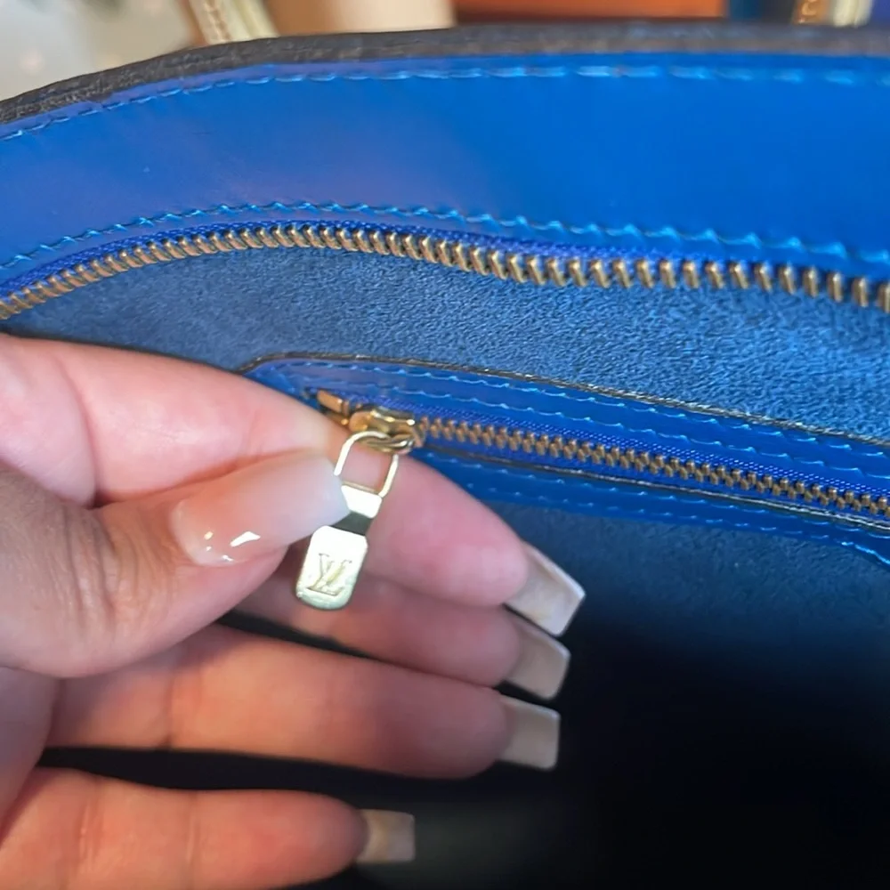 Louis Vuitton Blue Epi St Jacques - Picture 5 of 13